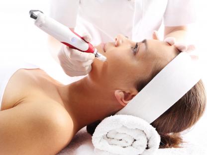 Microneedling beim Arzt (Foto: Shutterstock)